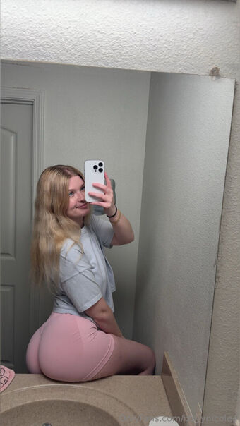 izzyynicolee Nakenläckor OnlyFans Foto 22