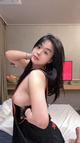 ju00810 Nakenläckor OnlyFans Foto 1