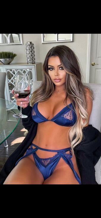 Juli.anneee Nakenläckor OnlyFans Foto 1