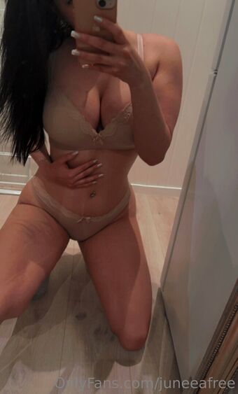 juneeafree Nakenläckor OnlyFans Foto 19