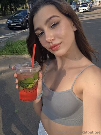 katpetitee Nakenläckor OnlyFans Foto 21