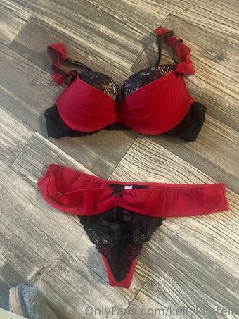 kellylilred Nakenläckor OnlyFans Foto 18