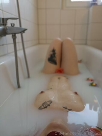 KimBou Nakenläckor OnlyFans Foto 2