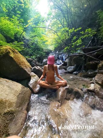 ladypeanut Nakenläckor OnlyFans Foto 17
