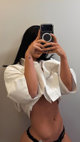 larissatomasia Nakenläckor OnlyFans Foto 1