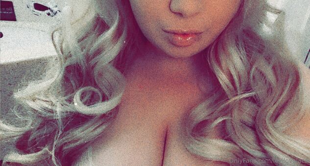 levilovelace Nakenläckor OnlyFans Foto 19