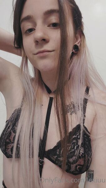 lexiuu Nakenläckor OnlyFans Foto 4