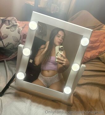 lorehoneybutt Nakenläckor OnlyFans Foto 16