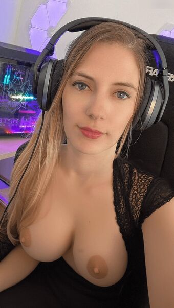 Lory Nakenläckor OnlyFans Foto 18