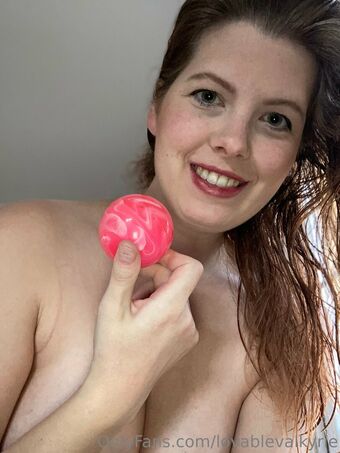 lovablevalkyrie Nakenläckor OnlyFans Foto 3