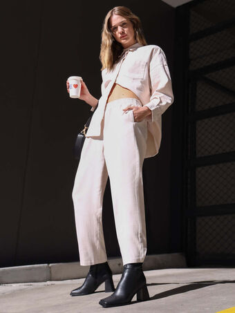 Lucy Brookes Nakenläckor OnlyFans Foto 3