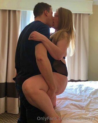maxcherry1 Nakenläckor OnlyFans Foto 2