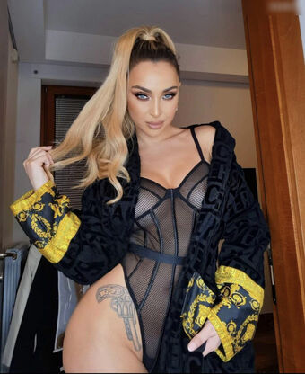Maya berovic Nakenläckor OnlyFans Foto 5