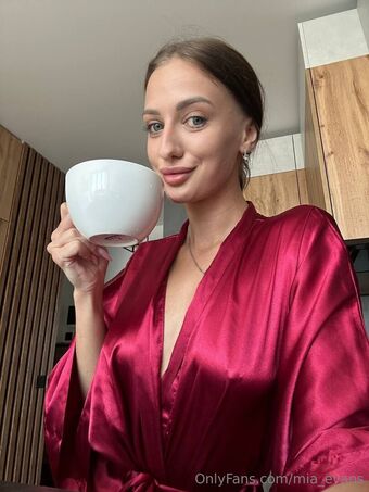 mia_evans