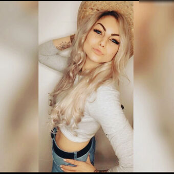MonaRockt Nakenläckor OnlyFans Foto 22