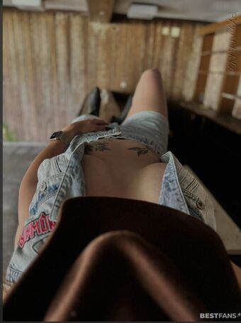 MonaRockt Nakenläckor OnlyFans Foto 24