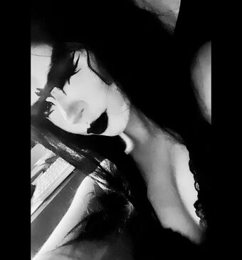 mongothic Nakenläckor OnlyFans Foto 7