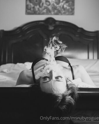 msrubyrogue Nakenläckor OnlyFans Foto 3