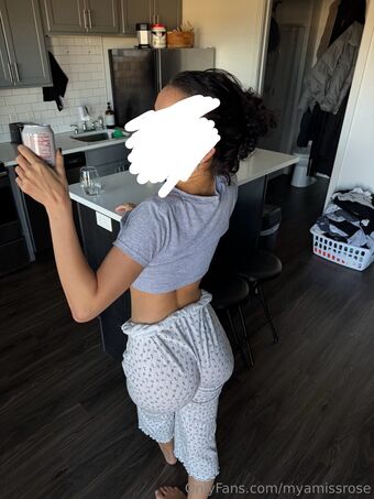 myamissrose Nakenläckor OnlyFans Foto 1