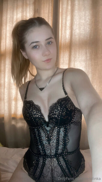Nerolinka Nakenläckor OnlyFans Foto 7