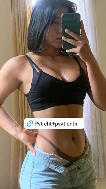 Ni Made Rusmi Nakenläckor OnlyFans Foto 1