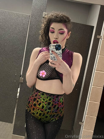 Nixi XS Nakenläckor OnlyFans Foto 11