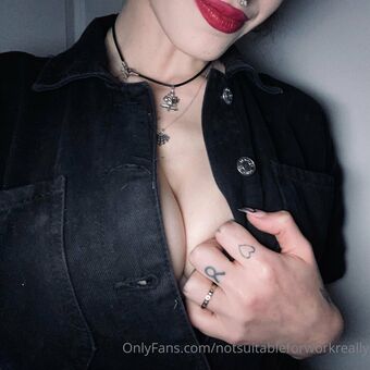 notsuitableforworkreally Nakenläckor OnlyFans Foto 2