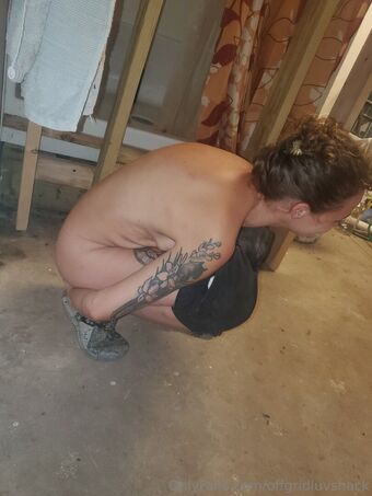 offgridluvshack Nakenläckor OnlyFans Foto 11