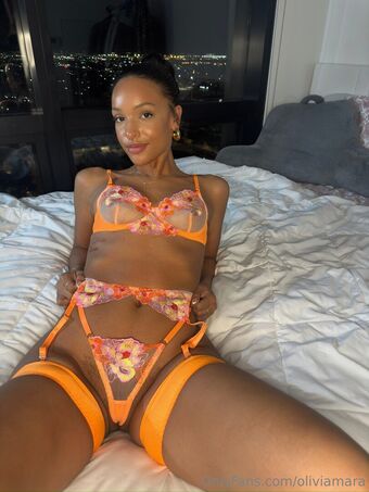 Olivia Amara Nakenläckor OnlyFans Foto 17