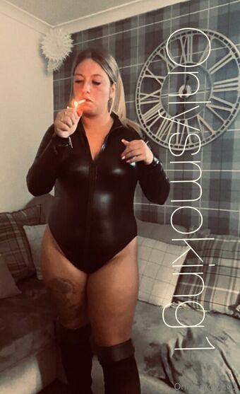 onlysmoking1 Nakenläckor OnlyFans Foto 3