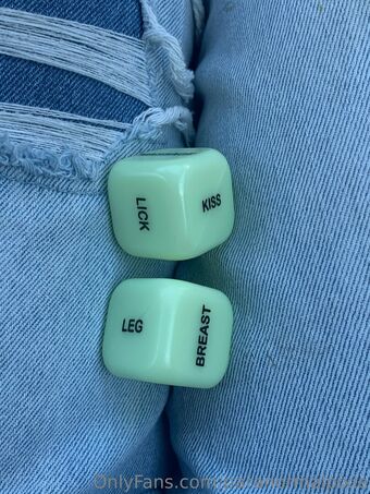 paranormalpixie Nakenläckor OnlyFans Foto 2