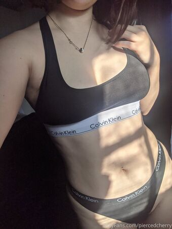piercedcherry Nakenläckor OnlyFans Foto 34