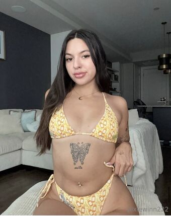 Pixie Winn Nakenläckor OnlyFans Foto 2