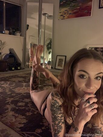 pixieinthenaughtycorner Nakenläckor OnlyFans Foto 3