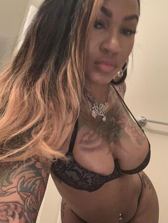 PrettyRedz Nakenläckor OnlyFans Foto 24