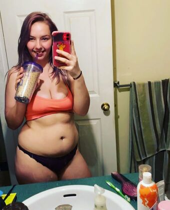 Queen_bee1718 Nakenläckor OnlyFans Foto 1