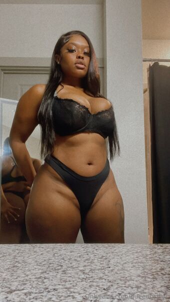 queennstarr Nakenläckor OnlyFans Foto 2