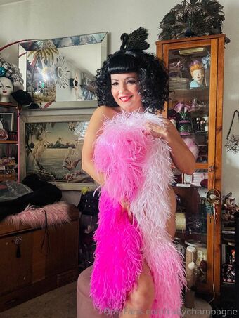 rubychampagne Nakenläckor OnlyFans Foto 12