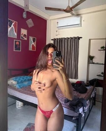 Simi Das Nakenläckor OnlyFans Foto 57