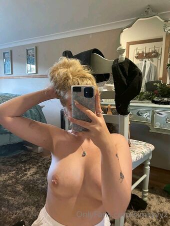 simsyyy__ Nakenläckor OnlyFans Foto 4