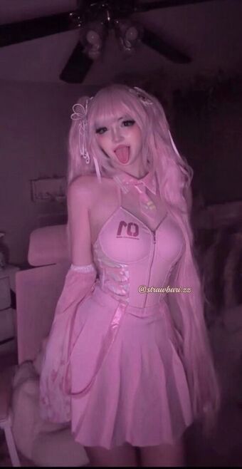 strawbarizz Nakenläckor OnlyFans Foto 33