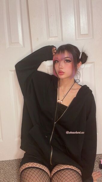 strawbarizz Nakenläckor OnlyFans Foto 34