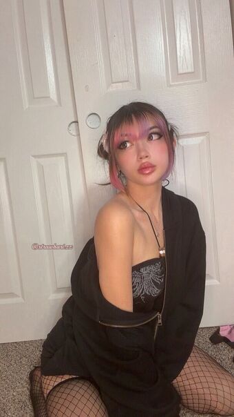 strawbarizz Nakenläckor OnlyFans Foto 35