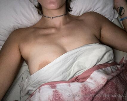 strberrylemoncloud Nakenläckor OnlyFans Foto 31