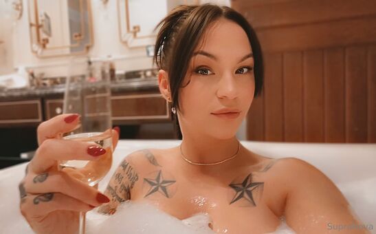 Supranova Nakenläckor OnlyFans Foto 9