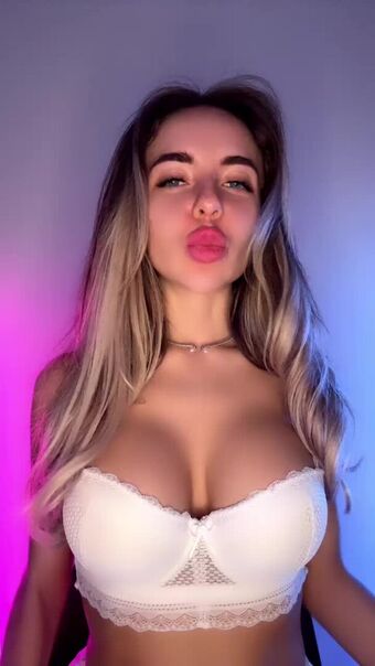 Tango Tiny Nakenläckor OnlyFans Foto 1