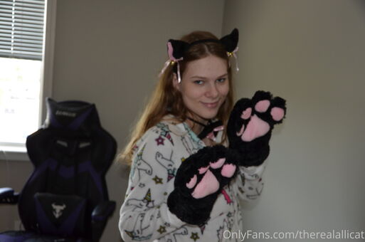 therealallicat Nakenläckor OnlyFans Foto 9