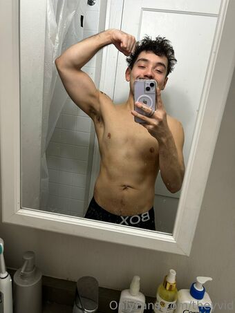 theyvid Nakenläckor OnlyFans Foto 3