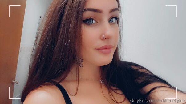 ticklemekylee Nakenläckor OnlyFans Foto 2