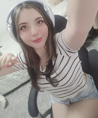 TinyCherry Nakenläckor OnlyFans Foto 2